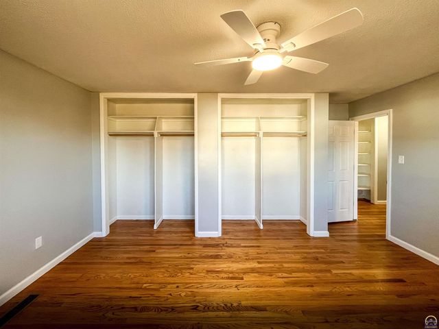 6823 SW Knoll CT, Topeka, KS 66619