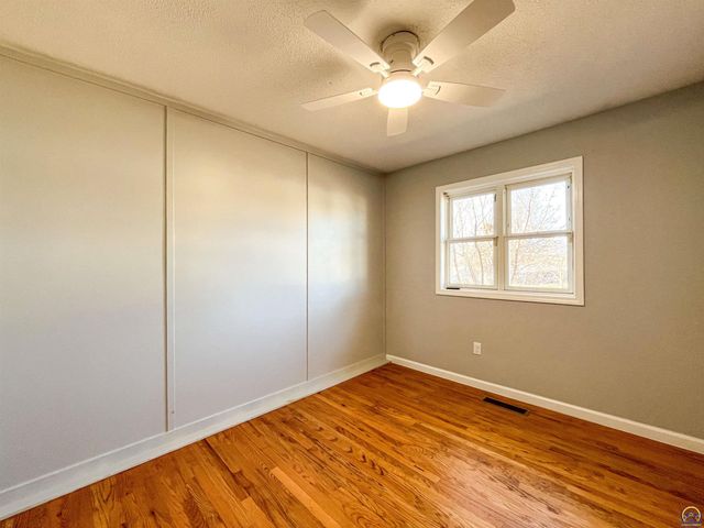 6823 SW Knoll CT, Topeka, KS 66619