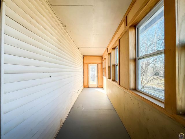 6823 SW Knoll CT, Topeka, KS 66619