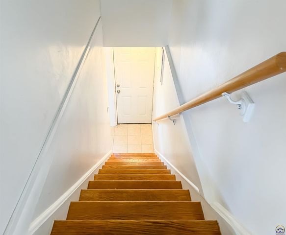 6823 SW Knoll CT, Topeka, KS 66619