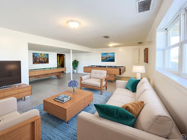 6823 SW Knoll CT, Topeka, KS 66619