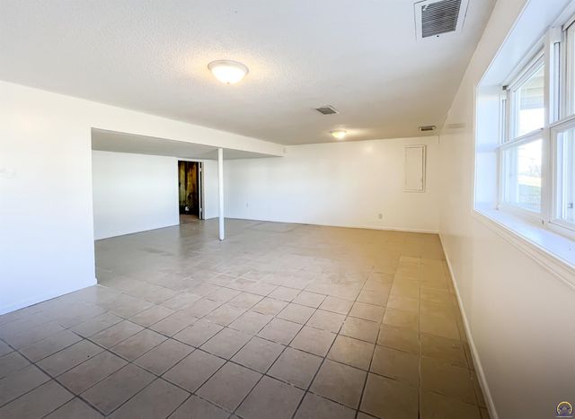 6823 SW Knoll CT, Topeka, KS 66619