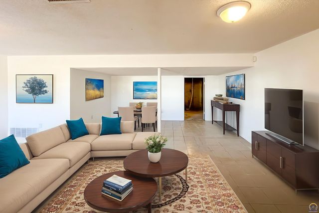 6823 SW Knoll CT, Topeka, KS 66619