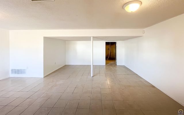 6823 SW Knoll CT, Topeka, KS 66619