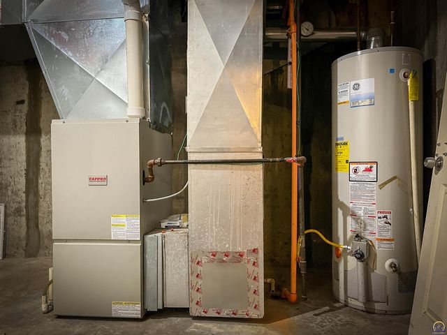 6823 SW Knoll CT, Topeka, KS 66619