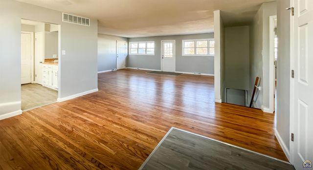 6823 SW Knoll CT, Topeka, KS 66619