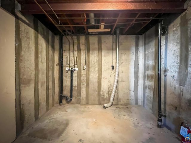 6823 SW Knoll CT, Topeka, KS 66619