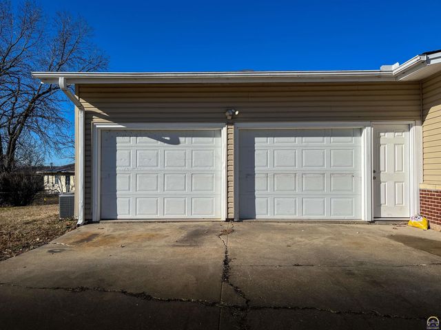 6823 SW Knoll CT, Topeka, KS 66619