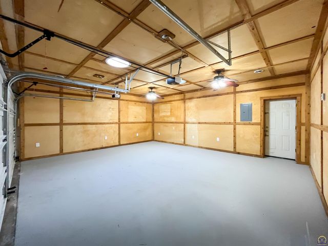 6823 SW Knoll CT, Topeka, KS 66619