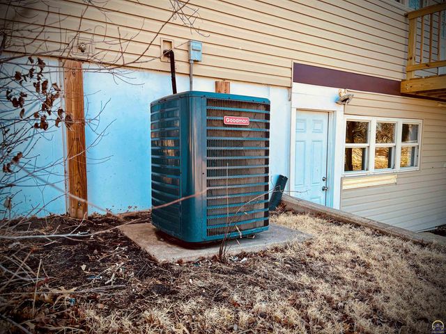 6823 SW Knoll CT, Topeka, KS 66619