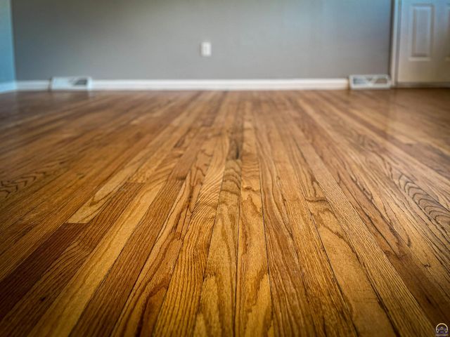 6823 SW Knoll CT, Topeka, KS 66619