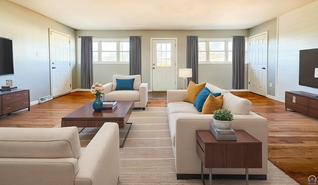 6823 SW Knoll CT, Topeka, KS 66619