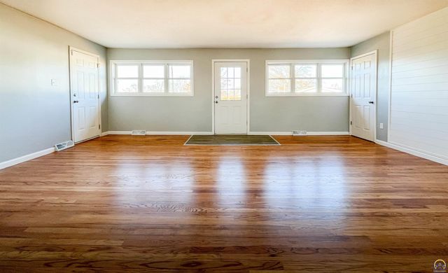 6823 SW Knoll CT, Topeka, KS 66619