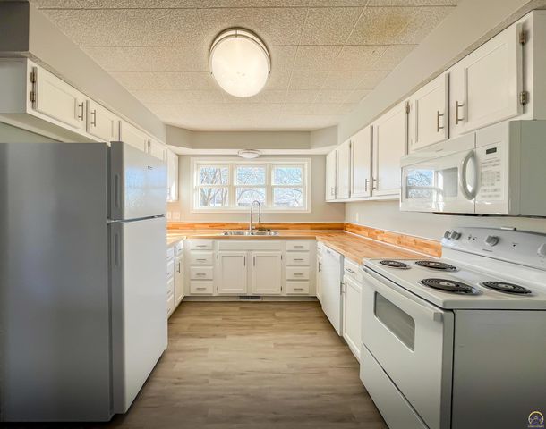 6823 SW Knoll CT, Topeka, KS 66619