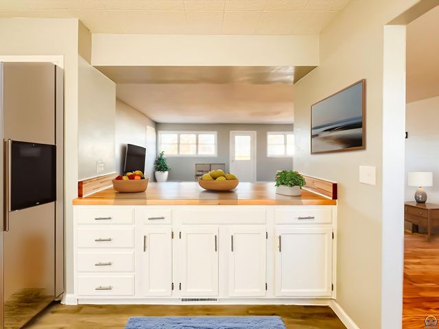 6823 SW Knoll CT, Topeka, KS 66619