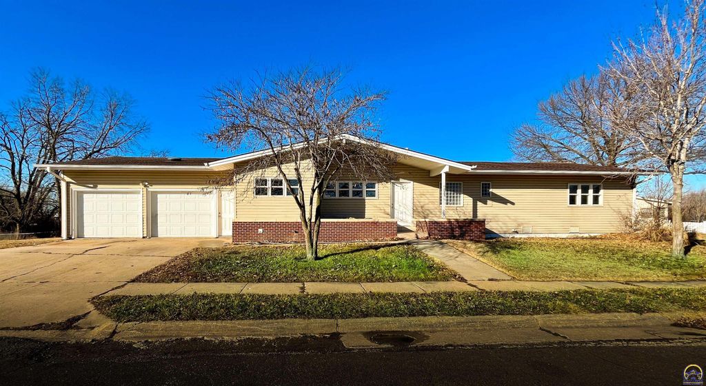 6823 SW Knoll CT, Topeka, KS 66619