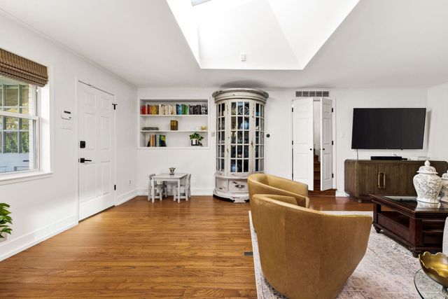 9925 Estate Lane, Dallas, TX 75238