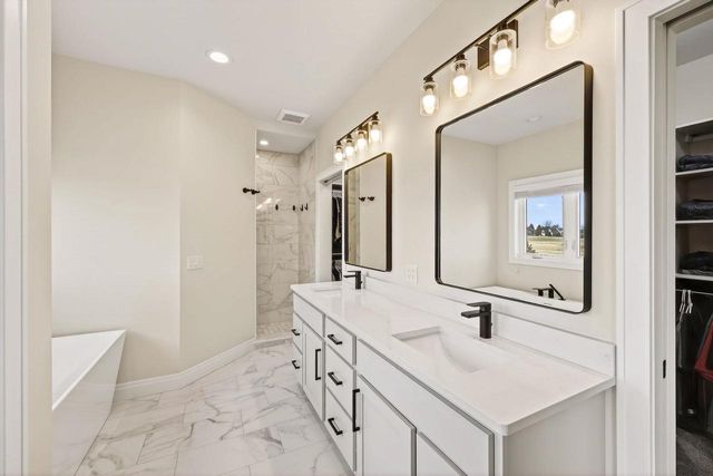 7576 Colonial Way, Verona, WI 53593