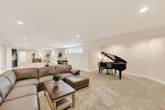 7576 Colonial Way, Verona, WI 53593