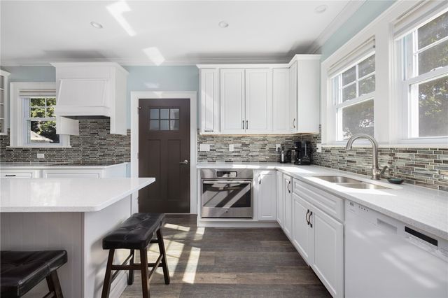 127 West Main Road, Middletown, RI 02842