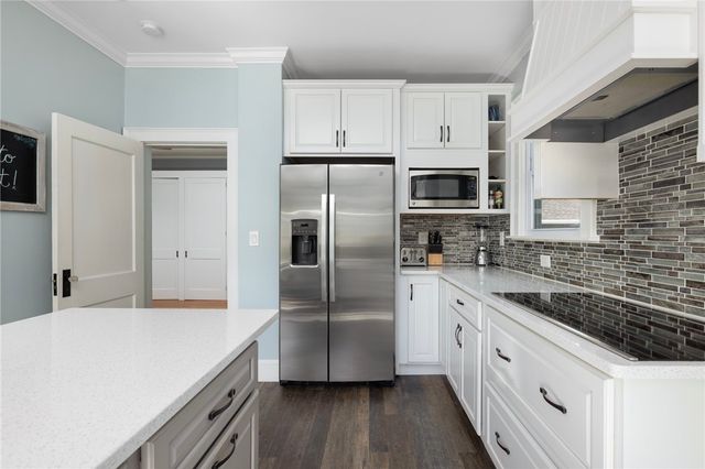 127 West Main Road, Middletown, RI 02842