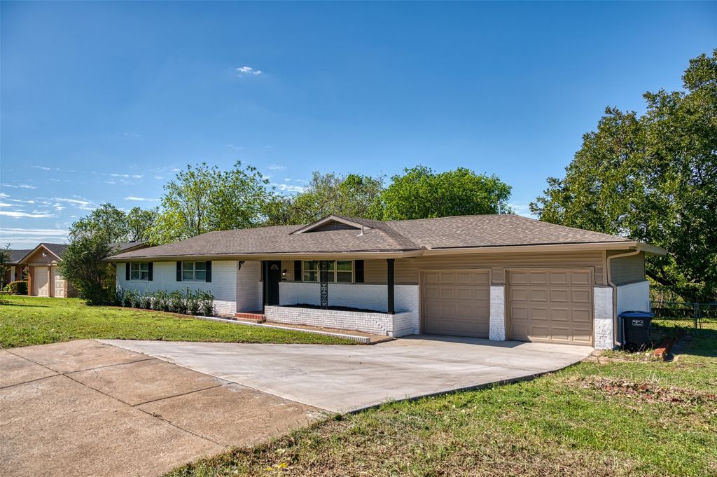 4516 Rolling Hills Drive, Fort Worth, TX 76119 — exterior
