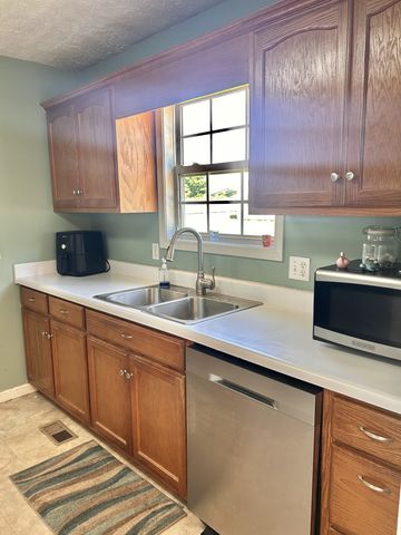102 Boone Dr, Manchester, TN 37355
