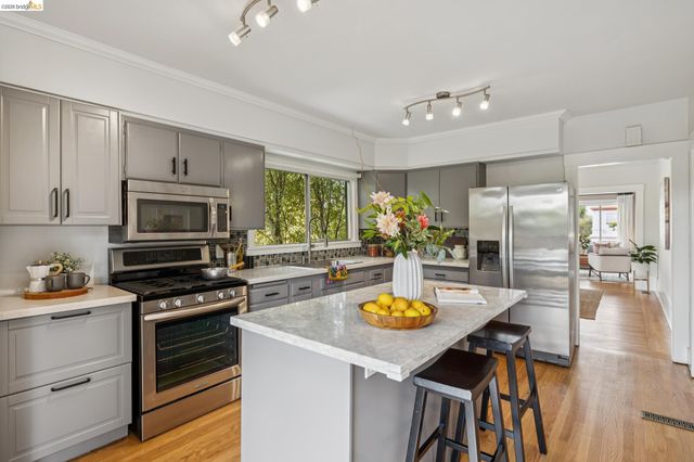 981 60Th St, Oakland, CA 94608