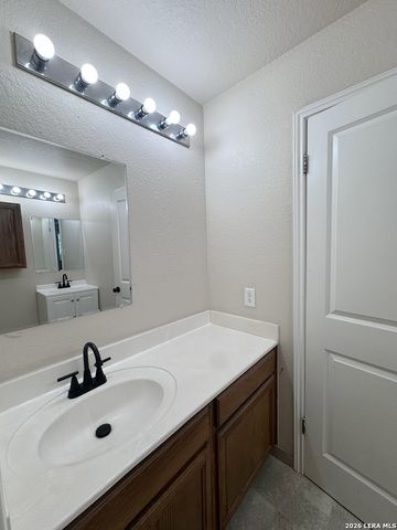 16 Pembroke Ct, San Antonio, TX 78240