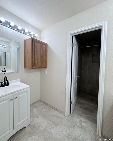 16 Pembroke Ct, San Antonio, TX 78240