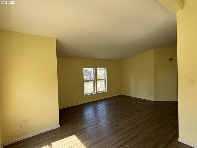 1038 HILLSIDE Dr, Cottage Grove, OR 97424