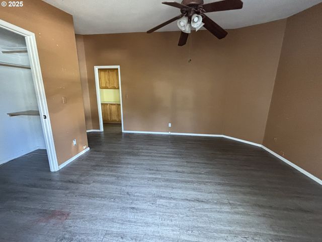 1038 HILLSIDE Dr, Cottage Grove, OR 97424