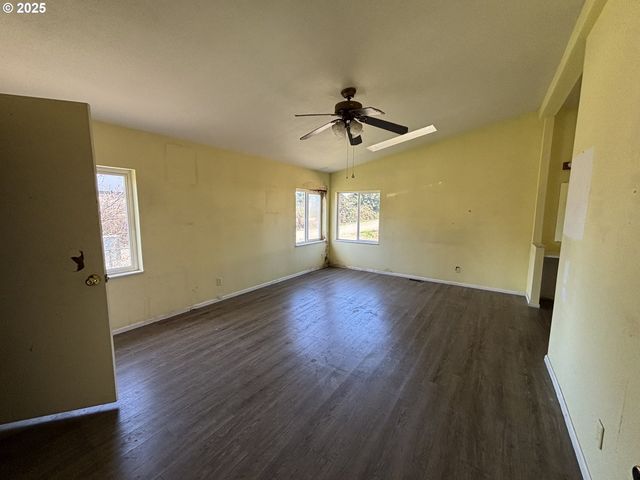 1038 HILLSIDE Dr, Cottage Grove, OR 97424