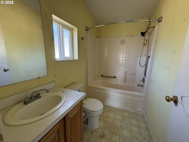 1038 HILLSIDE Dr, Cottage Grove, OR 97424