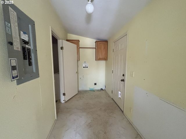 1038 HILLSIDE Dr, Cottage Grove, OR 97424