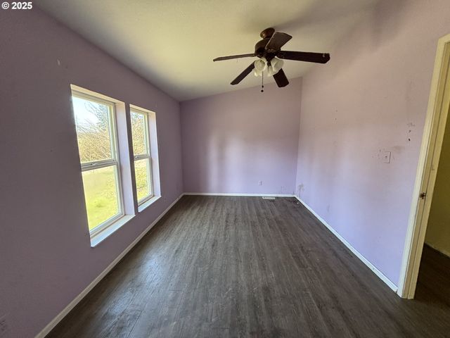 1038 HILLSIDE Dr, Cottage Grove, OR 97424