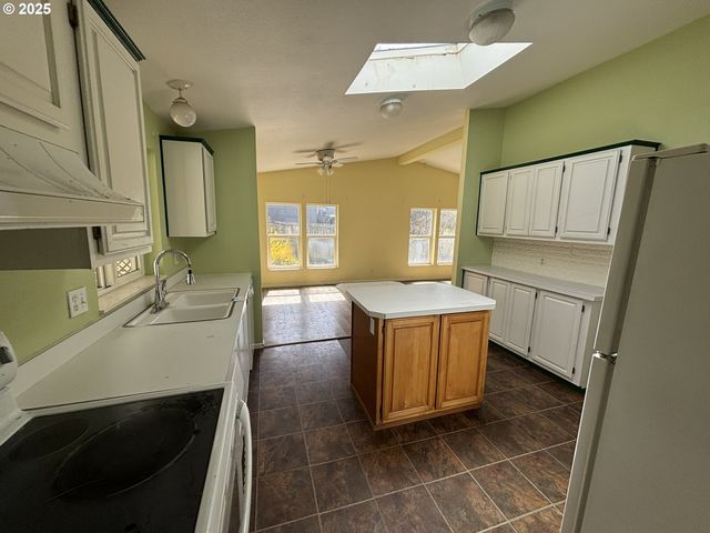 1038 HILLSIDE Dr, Cottage Grove, OR 97424