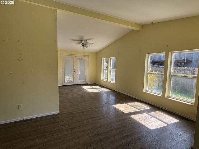 1038 HILLSIDE Dr, Cottage Grove, OR 97424
