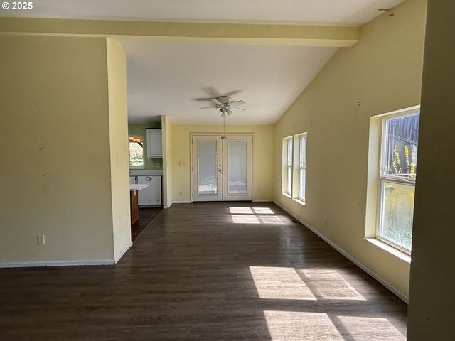 1038 HILLSIDE Dr, Cottage Grove, OR 97424
