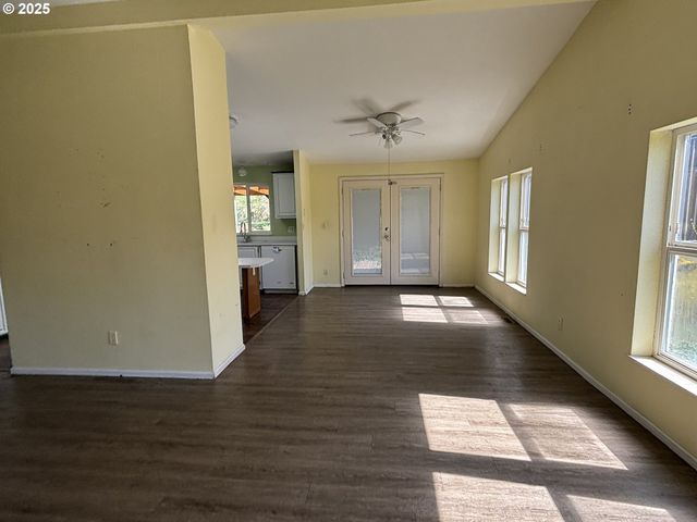 1038 HILLSIDE Dr, Cottage Grove, OR 97424