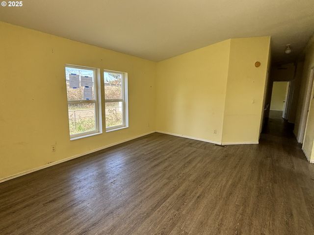 1038 HILLSIDE Dr, Cottage Grove, OR 97424