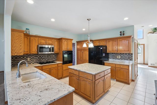 40448 Emerald W, Clinton Charter Twp, MI 48038