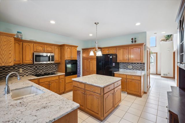 40448 Emerald W, Clinton Charter Twp, MI 48038