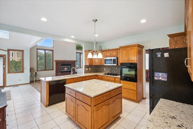 40448 Emerald W, Clinton Charter Twp, MI 48038