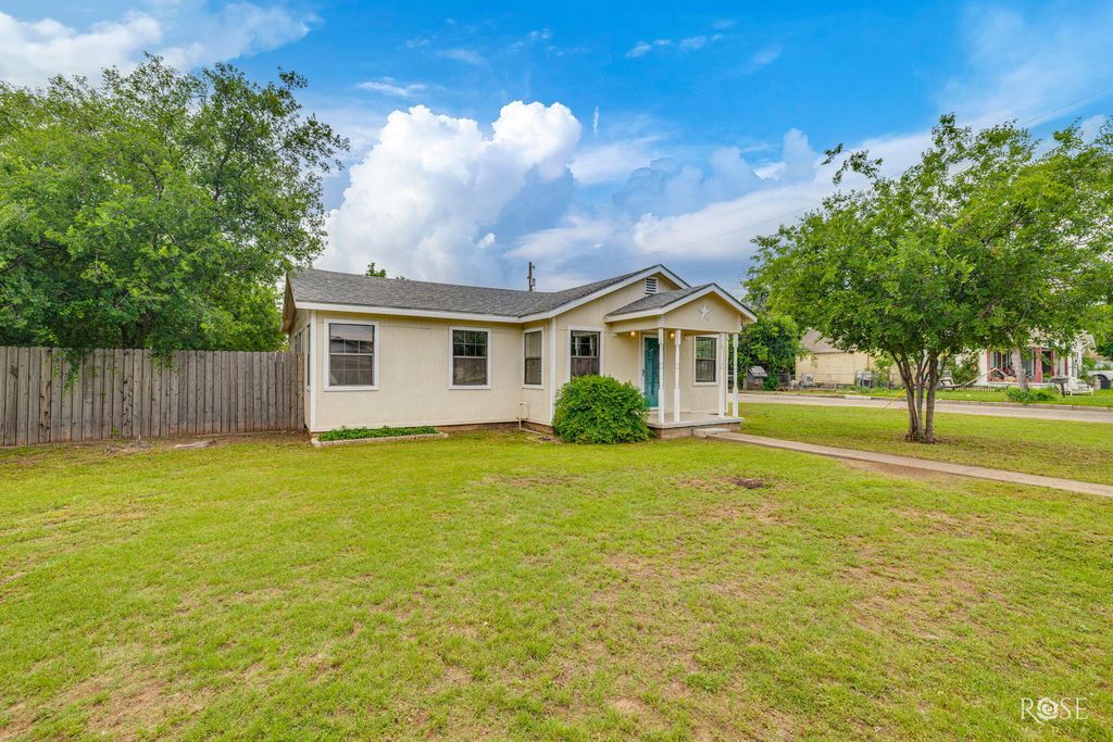 Image 2 of property listing at 1821 Colorado Avenue, San Angelo, TX 76901