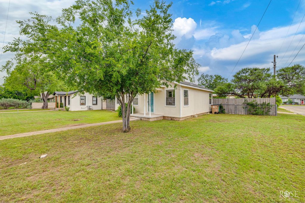 Image 3 of property listing at 1821 Colorado Avenue, San Angelo, TX 76901