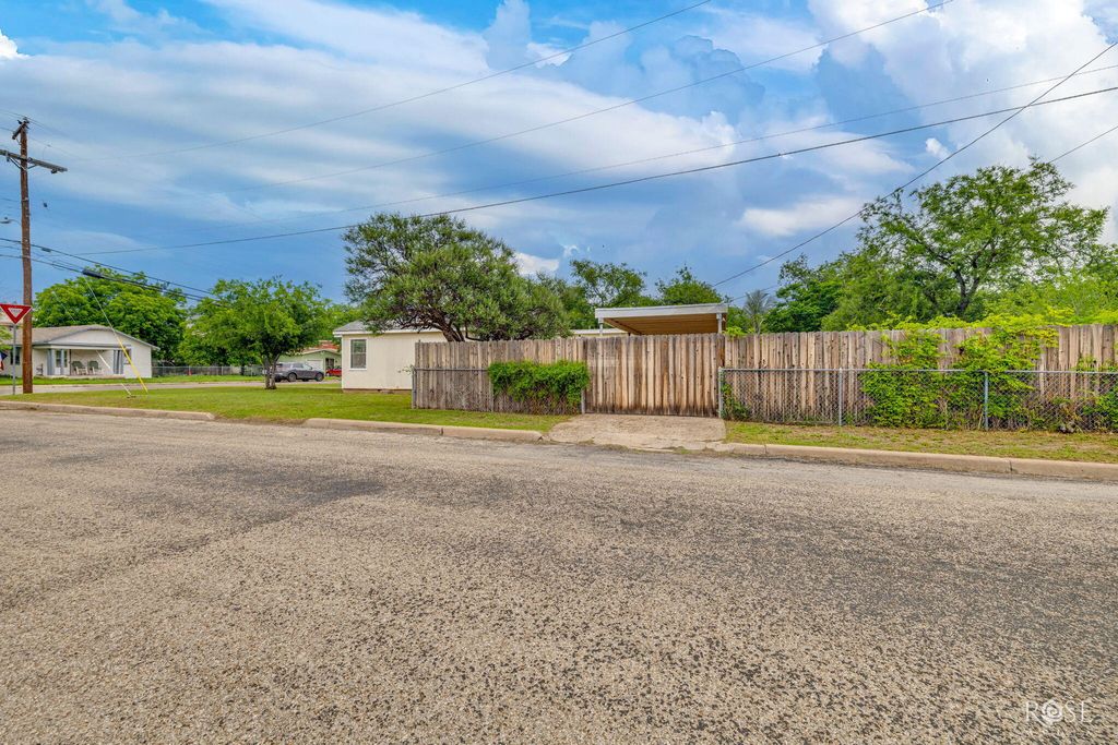 Image 30 of property listing at 1821 Colorado Avenue, San Angelo, TX 76901
