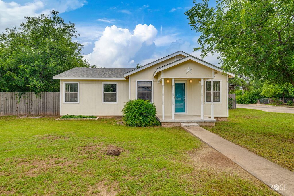 Image 4 of property listing at 1821 Colorado Avenue, San Angelo, TX 76901