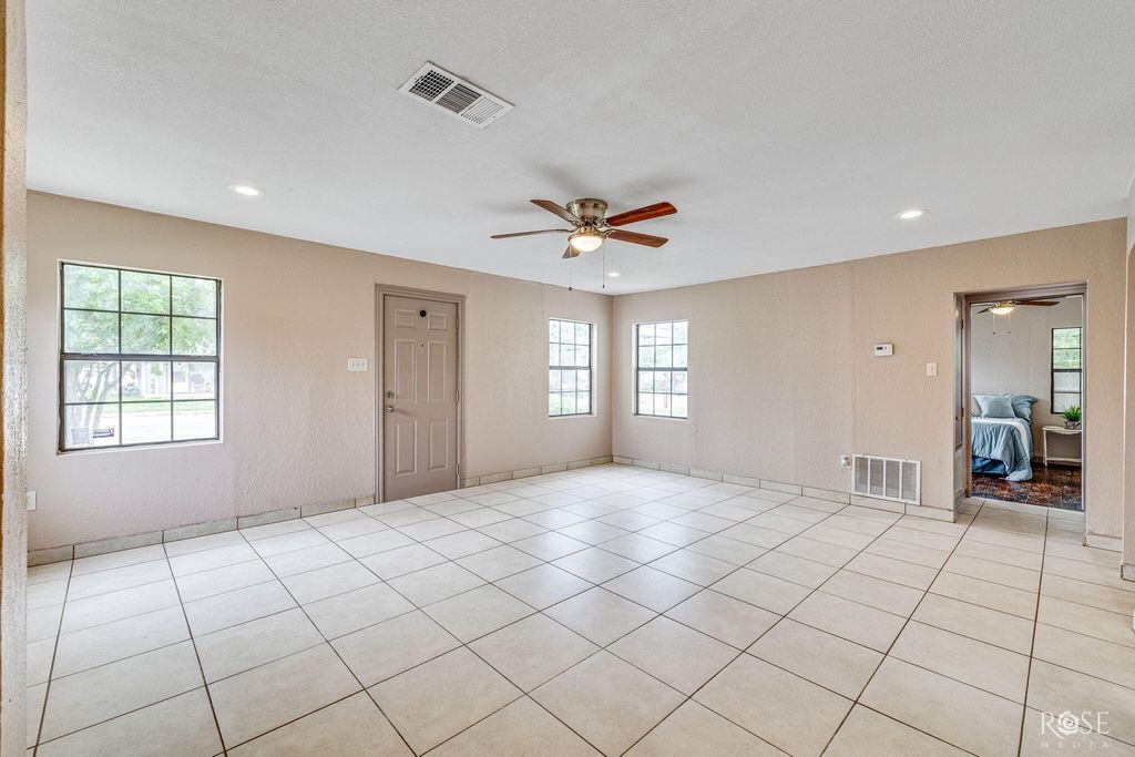 Image 8 of property listing at 1821 Colorado Avenue, San Angelo, TX 76901