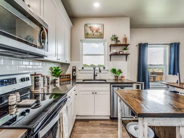 109 N Thomas CV, Burnet, TX 78611